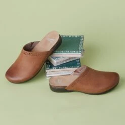 Dansko Robbie Tan Burnished Nubuck -Top Quality Shoe Store S24 Roma Robbie Tan 5133 2400x2400 2d52b6fe 6720 48a2 a5ba f3640300b46a